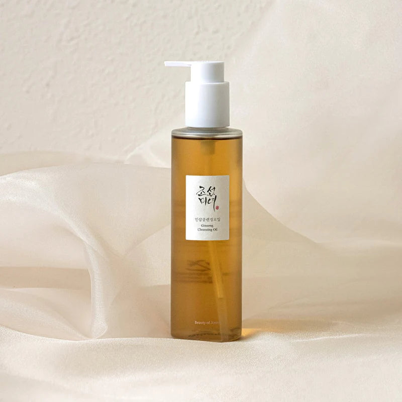 This cleansing oil contains 0.1% ginseng seed oil that offers a subtle grassy scent to enjoy a meditative cleansing. Additionally, it contains 50% soybean oil, which is very effective to strip the skin of dirt, sebum and make-up residue.