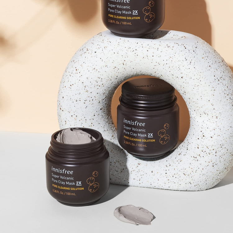 Super Volcanic Pore Clay Mask.A purifying, wash-off clay mask that gives a even skin tone and cleanses polluting particles. The deep-cleansing mask is formulated with absorbent Jeju Super Volcanic Clusters and AHA- that helps clear pores and also minimizes the look of pores while it exfoliates.
