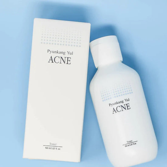 This toner helps to gently remove dead skin cells, regulate sebum production and minimize your pores, while it clears the dark spots. The formula with matricaria and asian pennywort extracts helps to soothe acne and regenerate the skin.