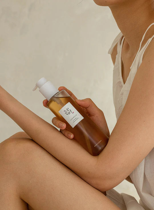 Ginseng Cleansing Oil.This cleansing oil contains 0.1% ginseng seed oil that offers a subtle grassy scent to enjoy a meditative cleansing. Additionally, it contains 50% soybean oil, which is very effective to strip the skin of dirt, sebum and make-up residue.