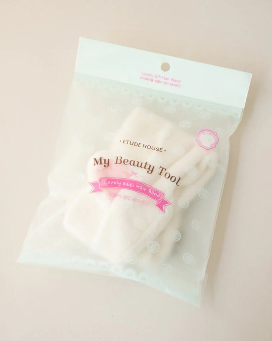Do your skincare routine in style and comfort with My Beauty Tool Lovely Etti Hair Band! This adorable, plush cat headband from Etude House will keep unwanted hair from your face while cleansing and applying your skincare products. 