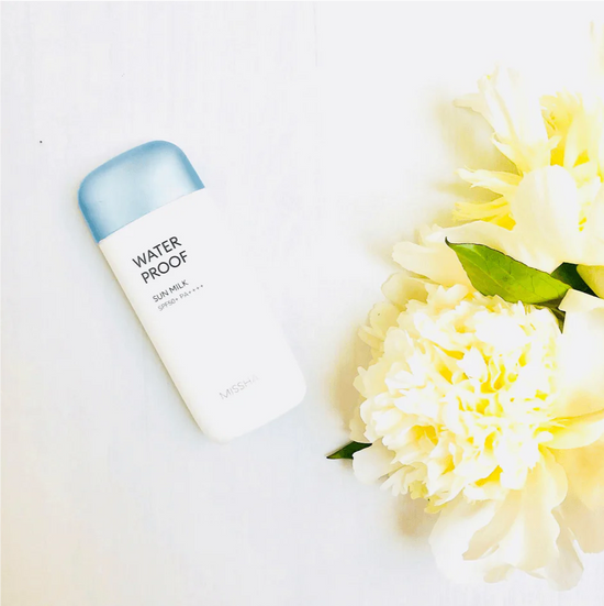 The Missha All-round Safe Block Waterproof Sun Milk SPF50+PA is a hydrating, non-greasy, non-sticky sunscreen that provides complete protection from harmful UV rays and soothes skin irritated by the sun. Enjoy a nice swim whilst the sun milk will keep protecting the skin&