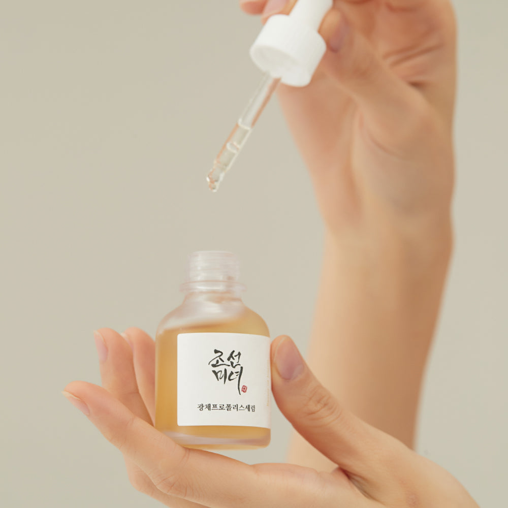 Restore a natural glow with this gentle brightening serum formulated with propolis and niacinamide to clarify the skin to retain its youthfulness!