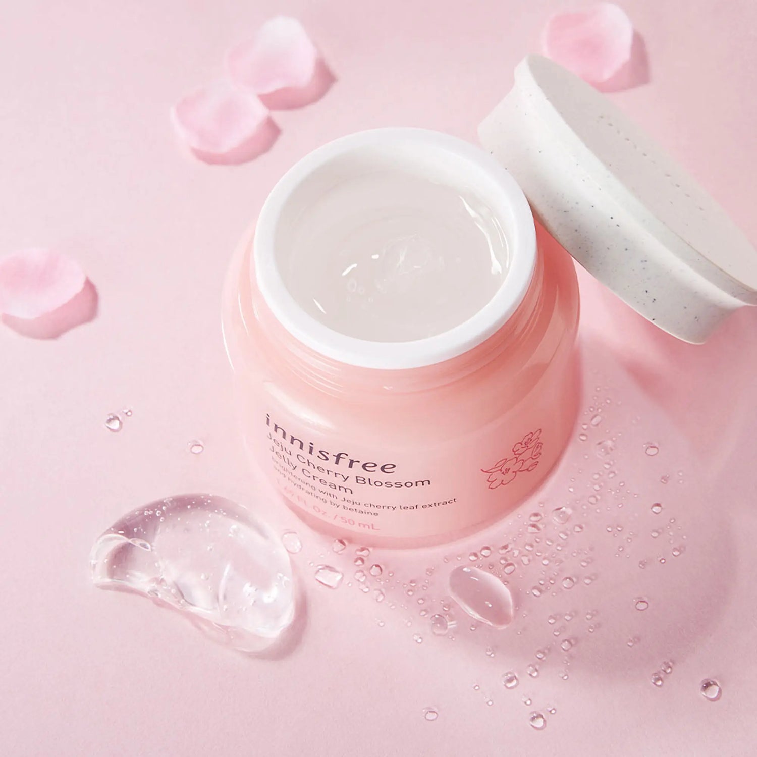 A clear water-jelly cream that instantly makes your skin bouncy & dewy with a pure & clean glow without leaving any residue.